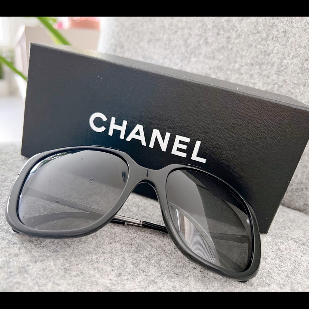CHANEL Black polarized Sunglasses